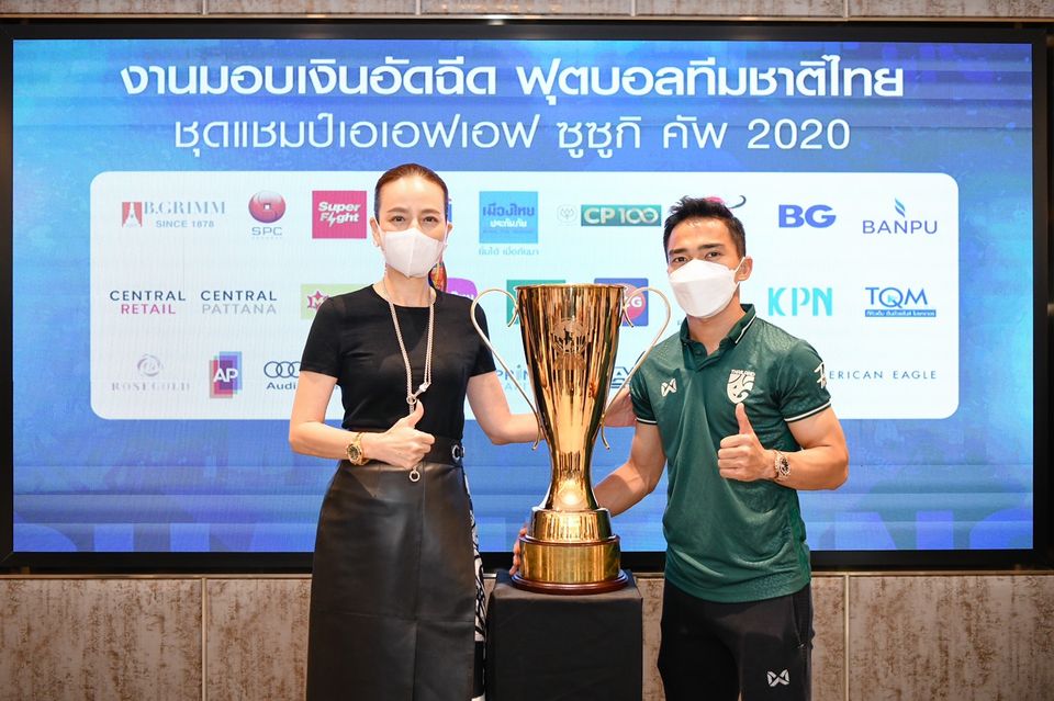 “มาดามแป้ง” นวลพรรณ ล่ำซำ ผู้จัดการทีมฟุตบอลทีมชาติไทย จัดงานมอบรางวัลอัดฉีดทีมชาติไทยชุดแชมป์ เอเอฟเอฟ ซูซูกิ คัพ 2020 เชิญคนรักบอลไทยร่วมยินดีและมอบเงินทัพช้างศึก มูลค่ารวมกว่า 26 ล้านบาท