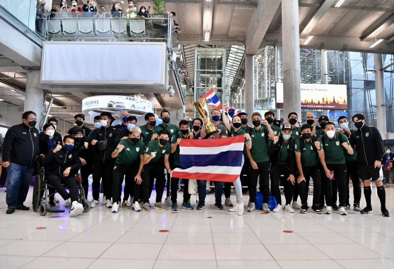 ทัพนักเตะทีมชาติไทยเดินทางถึงสนามบินสุวรรณภูมิ หลังคว้าแชมป์ เอเอฟเอฟ ซูซูกิ คัพ 2020 โดยมีแฟนบอลและสื่อมวลชนมาให้การตอนรับอย่างอบอุ่น